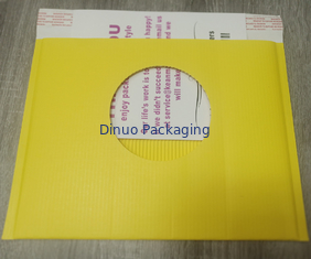 再生利用できる自己のシールは段ボール紙のパッドを入れられたクッションの包装の封筒を