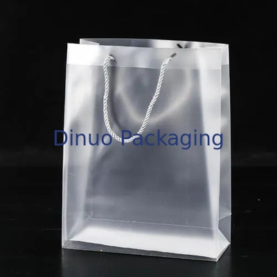 プラスチック ボタンおよび手を搭載する明確なポリ塩化ビニール包装袋を詰める衣服