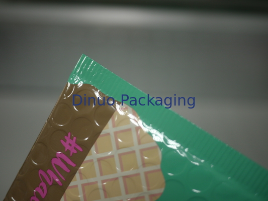 中気泡緩衝材が付いているパッドを入れられた郵送の封筒、着色された泡郵便利用者