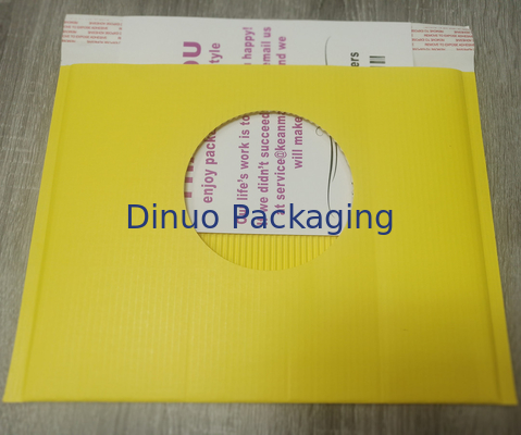 再生利用できる自己のシールは段ボール紙のパッドを入れられたクッションの包装の封筒を
